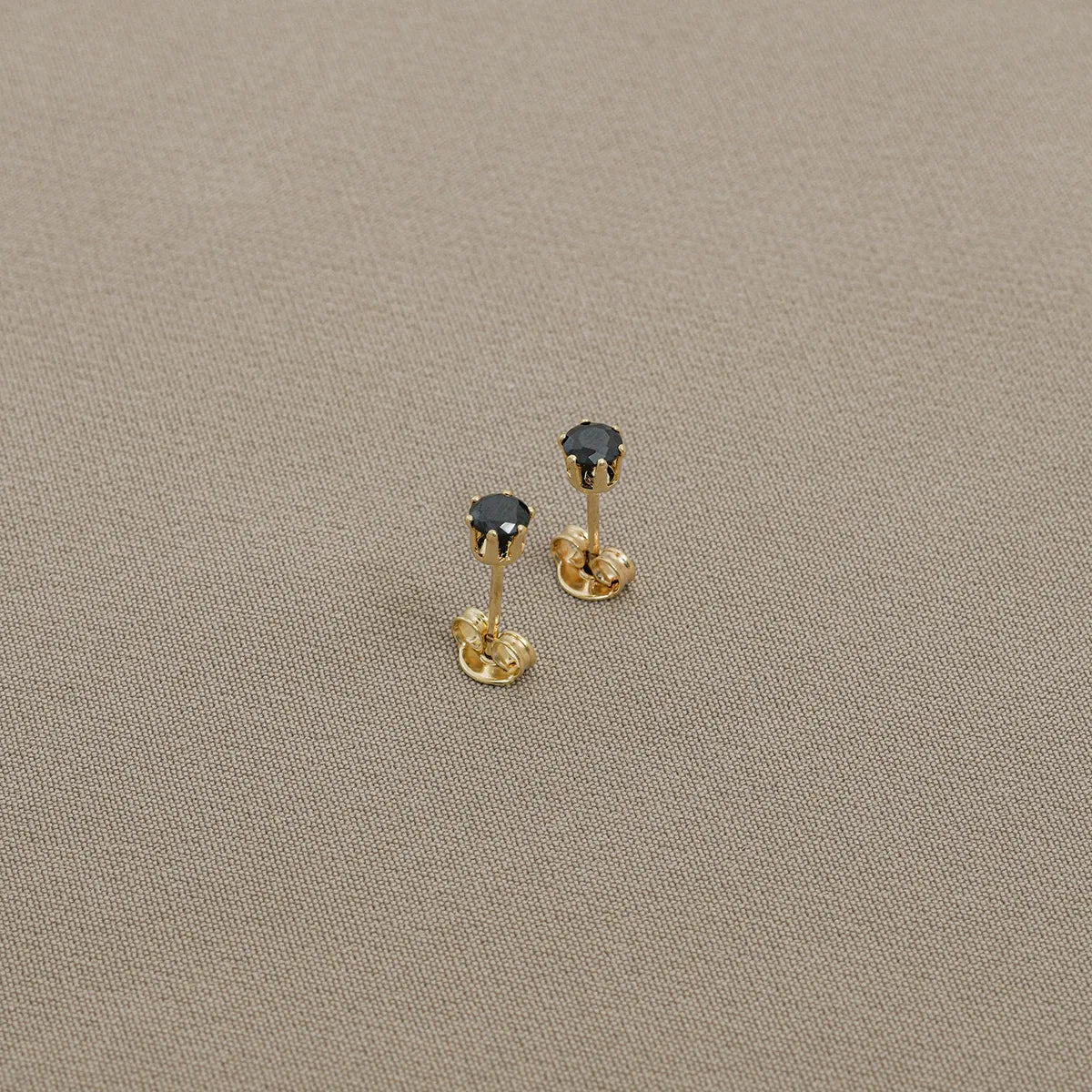 Topo En Oro Laminado 18K Circon Redondo Negro Para Caballero
