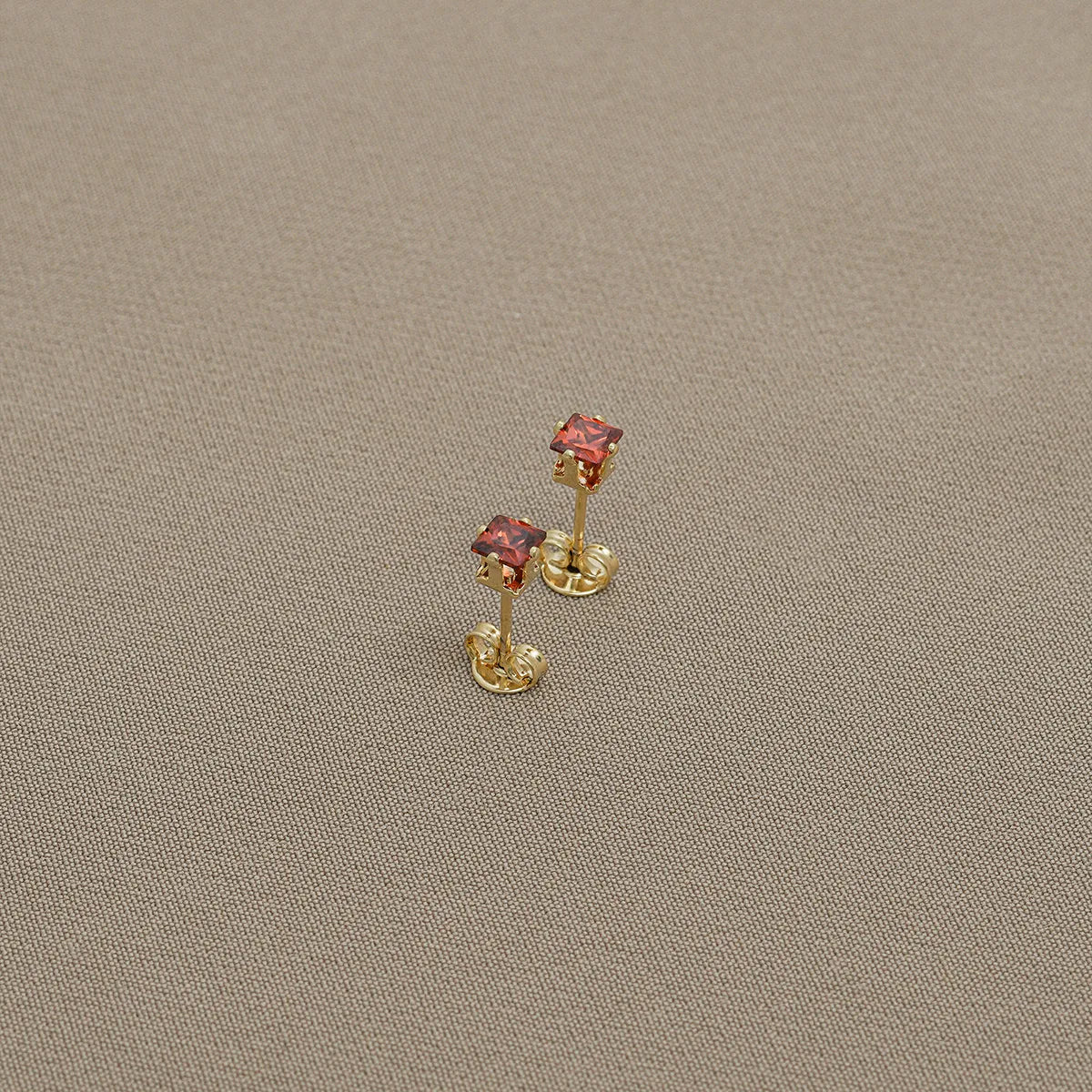 Topo En Oro Laminado 18K Circon Cuadrado Rojo Para Dama