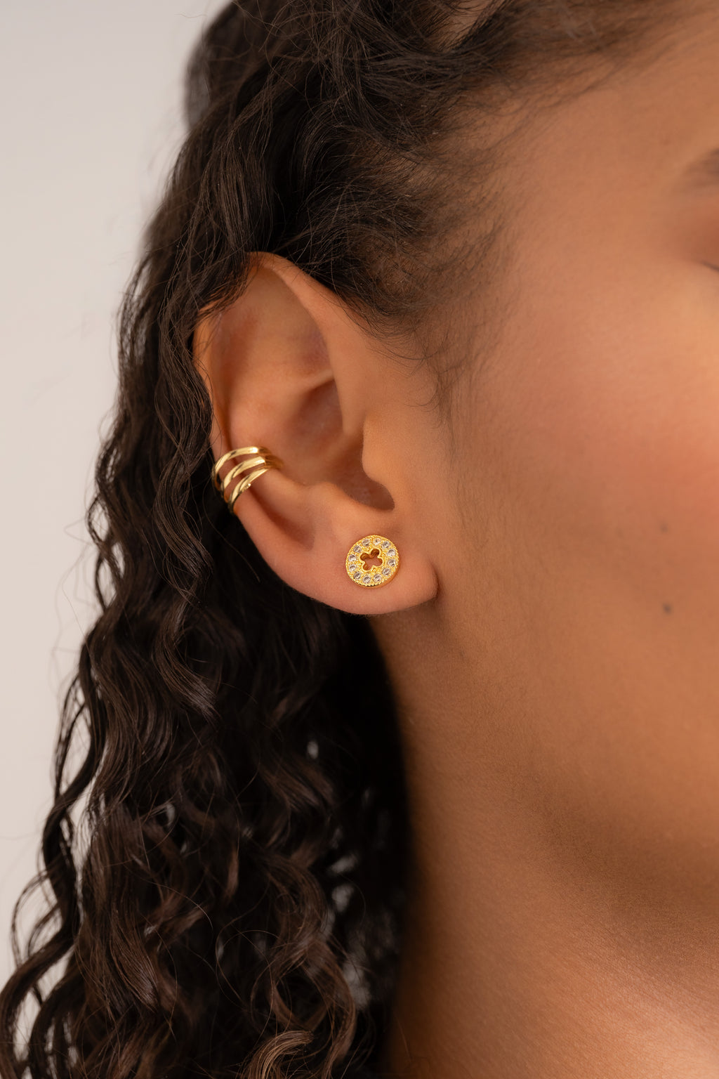 Topo En Oro Laminado 18K Clover Redondo Silueta 9 mm Para Dama