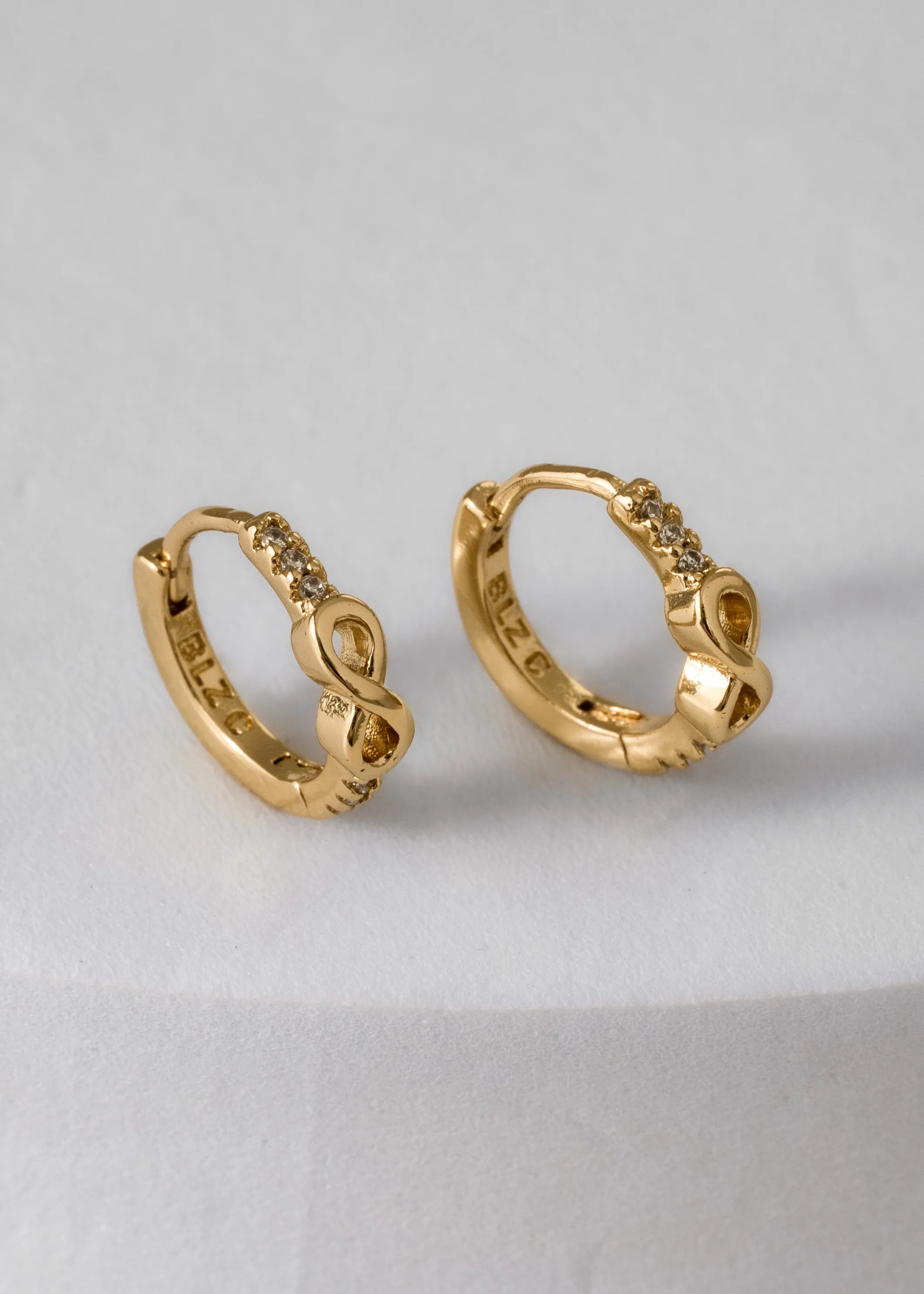 Candonga En Oro Laminado 18K Infinito Mini Para Dama