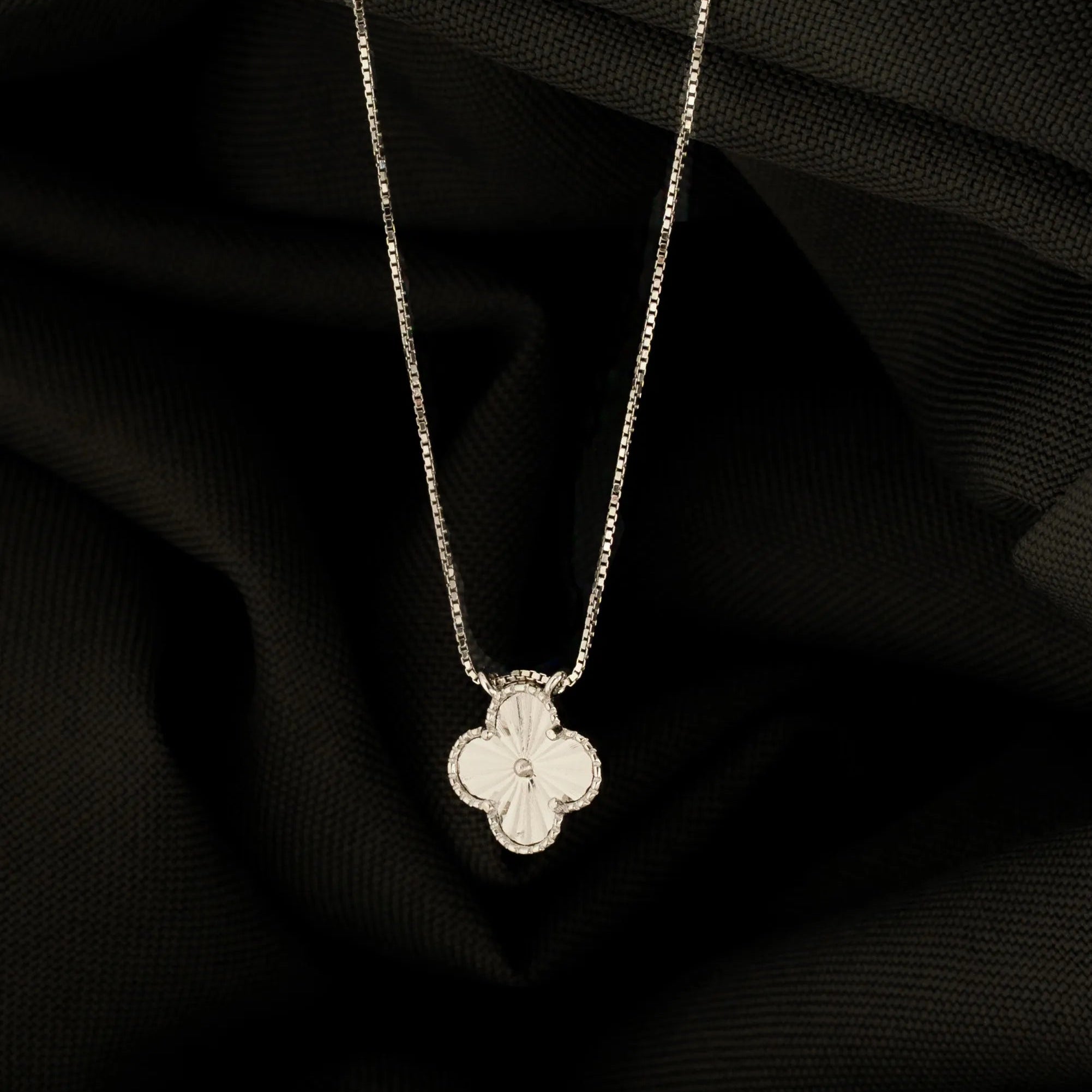 Gargantilla plata Clover