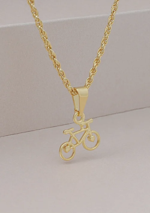 Collar de cadena de oro con colgante en forma de bicicleta sobre fondo gris claro, parte de nuestra exquisita colección Joyas en Oro Laminado 18K.