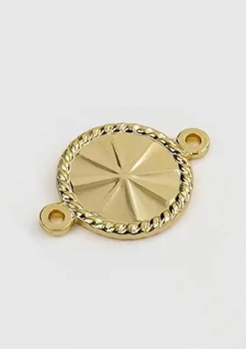 Charm conector redondo dorado con borde trenzado y dos pequeños orificios en lados opuestos, que muestra la elegancia de Herraje Rim, sobre un fondo blanco.