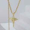 Un collar de oro con un colgante de caduceo colgando de una cadena retorcida, parte de la exquisita colección Joyas en Oro Laminado 18K, se muestra sobre un fondo blanco con escalones.