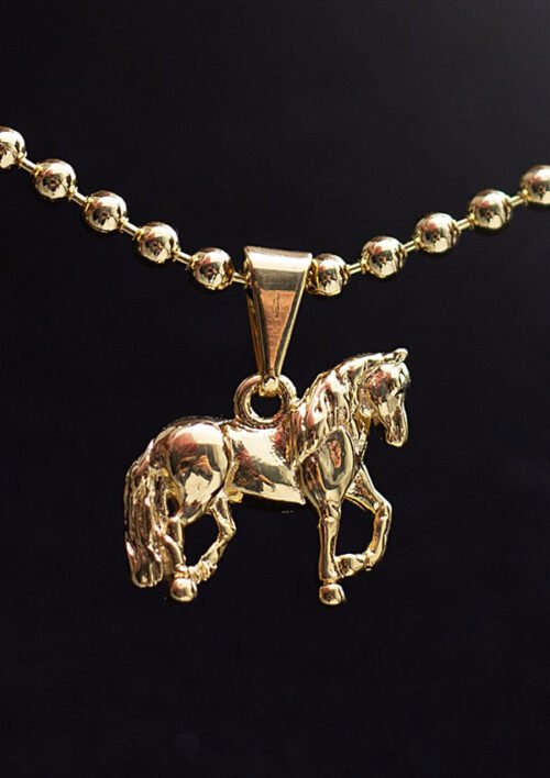 Un collar de oro que presenta el colgante Dije Caballo de un caballo caminando sobre una cadena de cuentas, elaborado con exquisitas joyas en oro laminado de 18k.