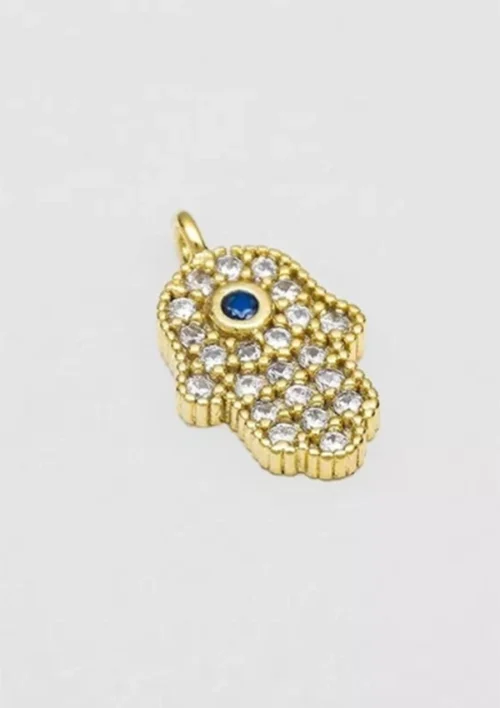 Colgante "Herraje Mano de Fátima" de oro, con numerosos diamantes pequeños y una piedra preciosa central de color azul, sobre un fondo blanco liso. Esta sofisticada pieza pertenece a nuestra exclusiva colección Joyas en Oro Laminado de 18K.