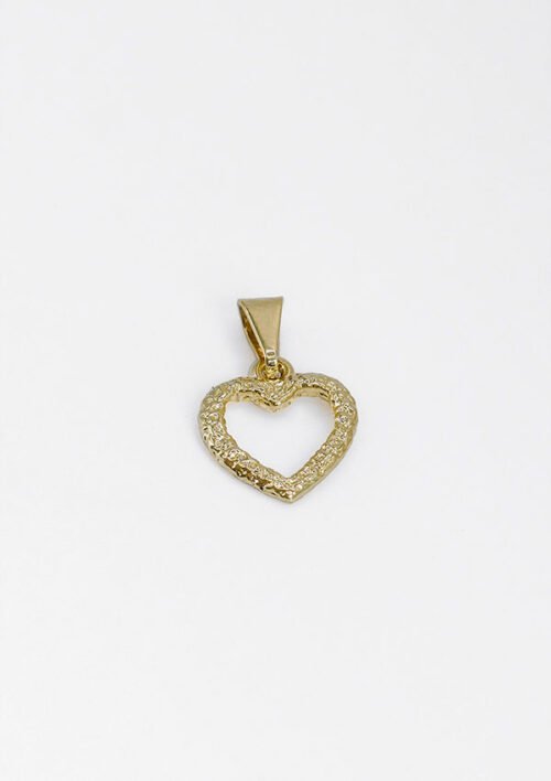 El Dije Little Heart, un colgante dorado en forma de corazón con una superficie texturizada, elaborado con exquisita joyería bañada en oro de 18k, se presenta sobre un fondo blanco liso.