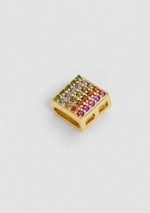 Un pequeño dije cuadrado de oro incrustado con piedras preciosas multicolores sobre un fondo blanco liso, que muestra la elegancia de Herraje Colors de Joyas en Oro Laminado 18K.