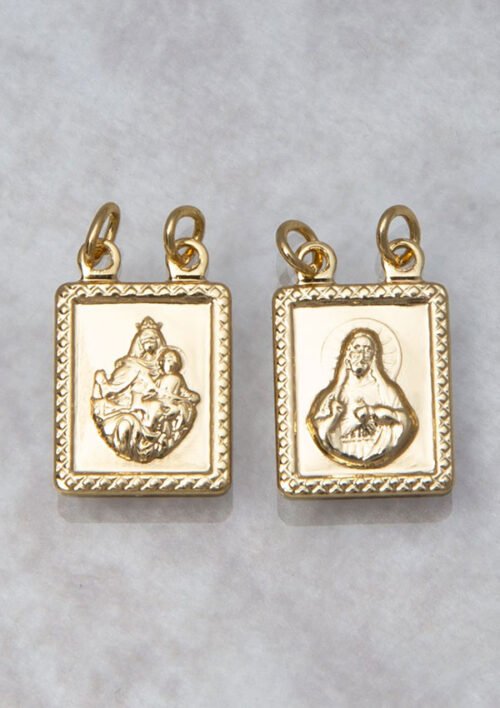 Dos colgantes religiosos rectangulares de oro, cada uno con grabados detallados de figuras sagradas, con pequeños lazos en la parte superior para sujetarlos. Estas exquisitas piezas de Joyas en Oro Laminado 18K tienen bordes decorativos.