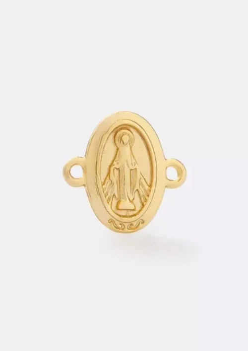 El Herraje Mini Milagrosa (Nuevo) es una pequeña medalla ovalada en tono dorado que presenta una figura religiosa grabada y dos presillas para sujetarla. Esta exquisita pieza forma parte de nuestra colección Joyas en Oro Laminado 18K.