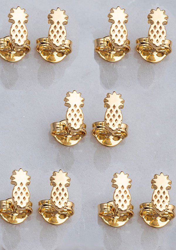 Pendientes de clip Arete Piña dispuestos en forma de cuadrícula, con exquisitas joyas bañadas en oro de 18 quilates.