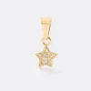 Dije Little Star, un colgante de oro con forma de estrella con pequeñas piedras preciosas incrustadas, sobre un fondo blanco liso.